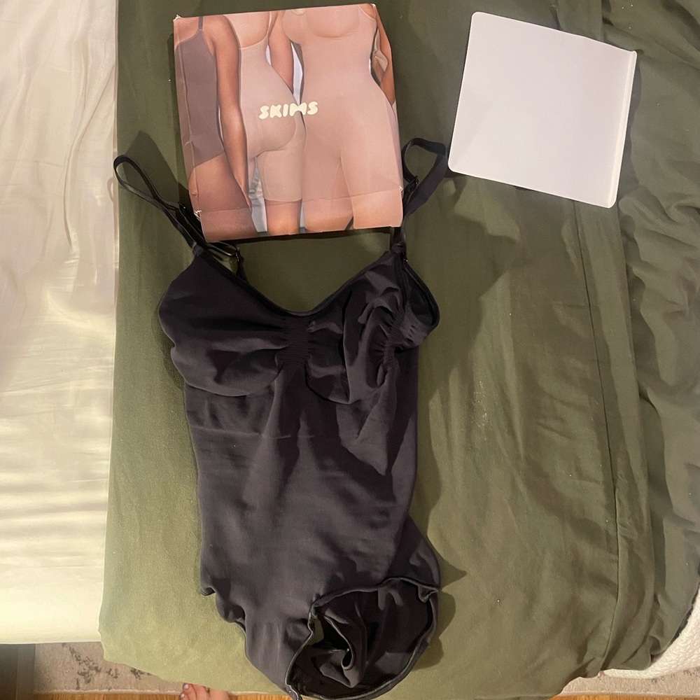 NWT Skims Onyx Sculpting Bodysuit w Snaps